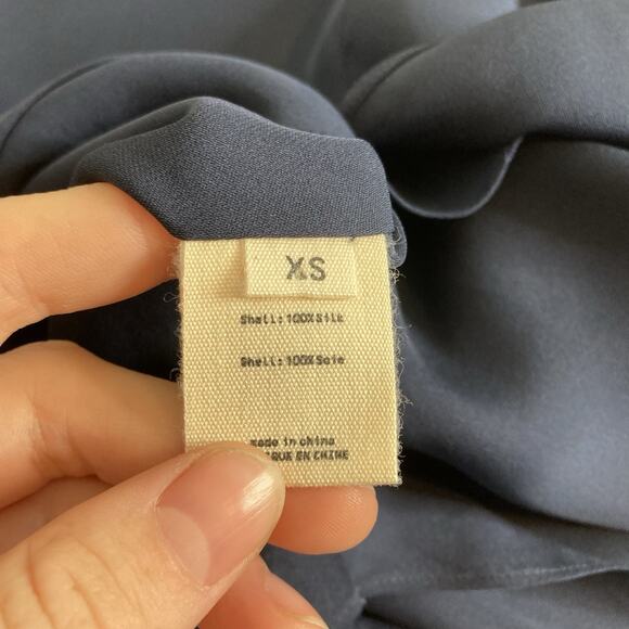 L'Agence Women's Navy Blue Sleeveless 100% Silk Blouse Size XS Flowy Old Money - Picture 6 of 12